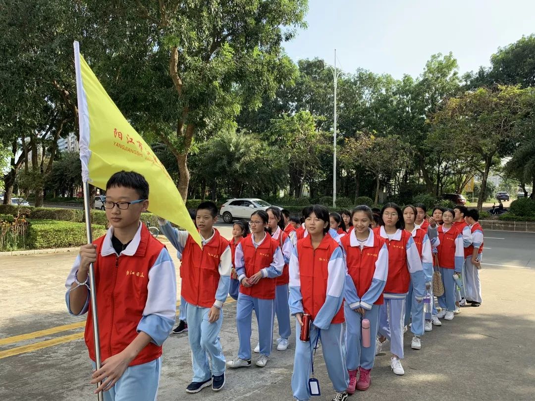 星鵬報道星鵬學校學生會成員參觀陽江市質監局社會實踐活動