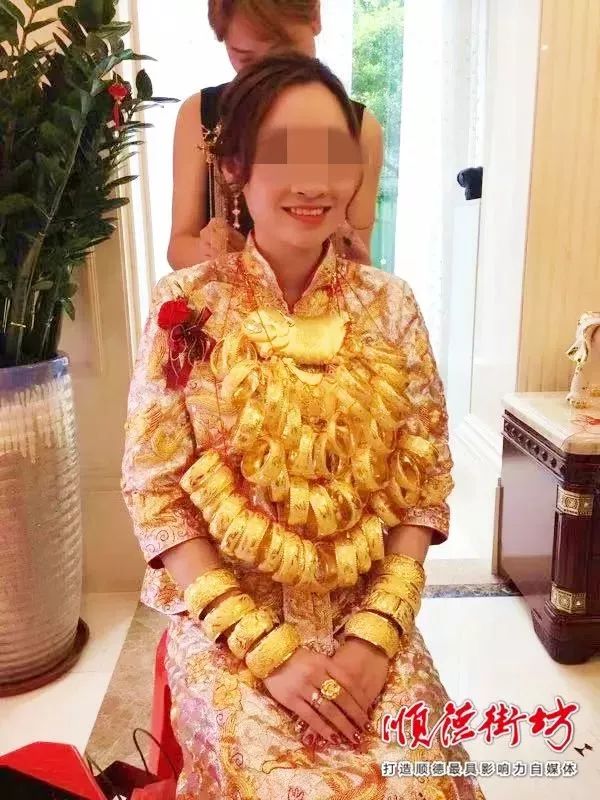 又现土豪婚礼!价值过亿的车队,手戴80只金镯的新娘