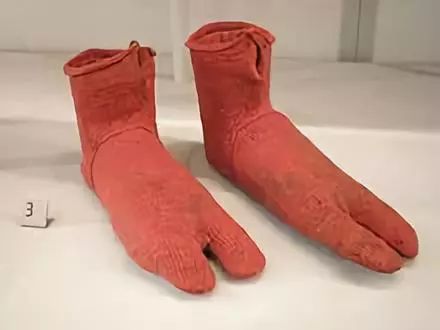 不论中西这种宽垮的袜子是古代的着装潮流▲12世纪埃及发现的棉质袜子
