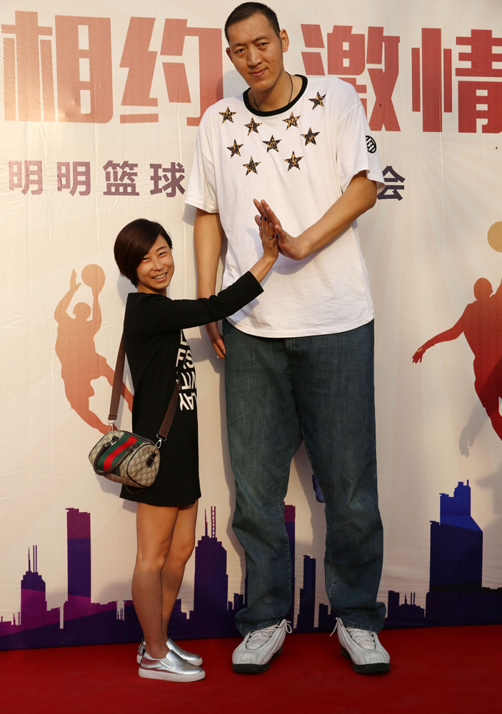 中国巨人孙明明与粉丝见面,女粉丝只到其腰部