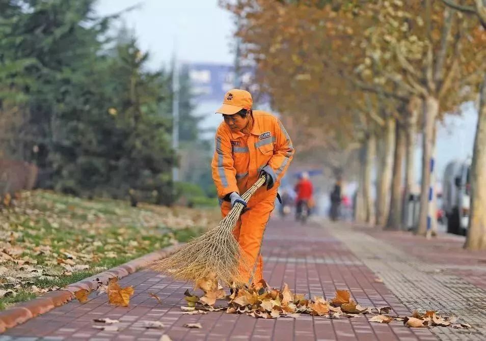 可是秋风还是败给天大的环卫工人,他们正忍受着寒风清扫每一条大道或