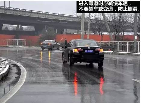 4車追尾2人受傷!廣昆高速興業段又發生車禍,現場一片狼藉