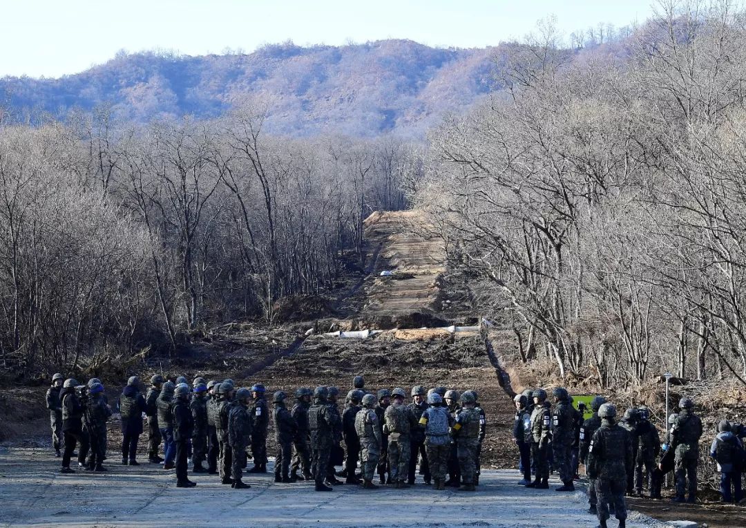 22日,朝韩非军事区(dmz)江原道铁原郡"箭头高地"的战术道路实现连通