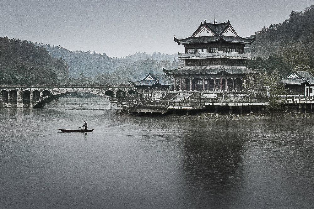 來到宜昌市宜都天龍灣時,下起了濛濛細雨.