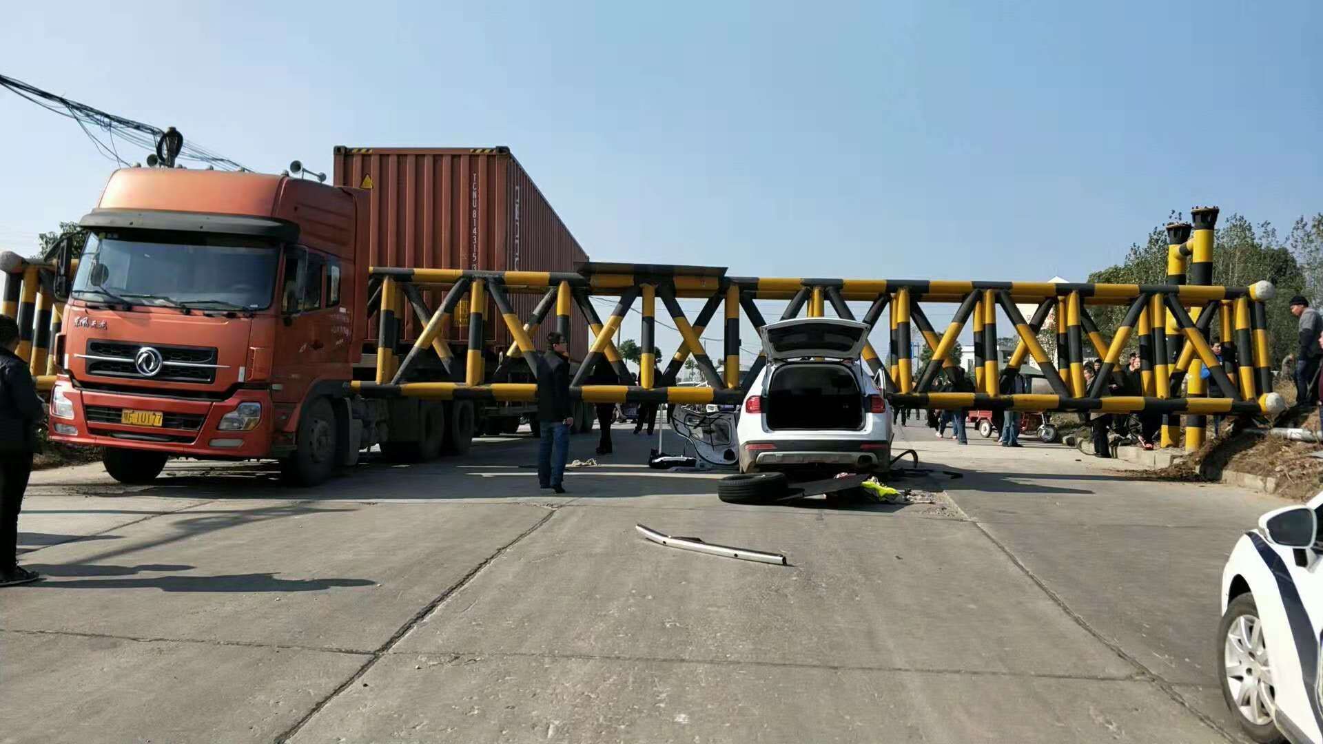 湖北襄阳:大货车撞落限高架 小车跟着遭了秧