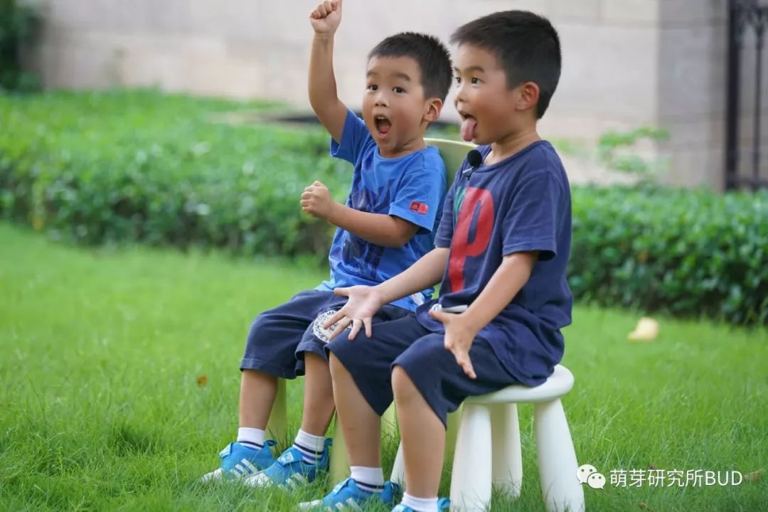 倆娃互掐吵架不停這是二胎人生難解的命題