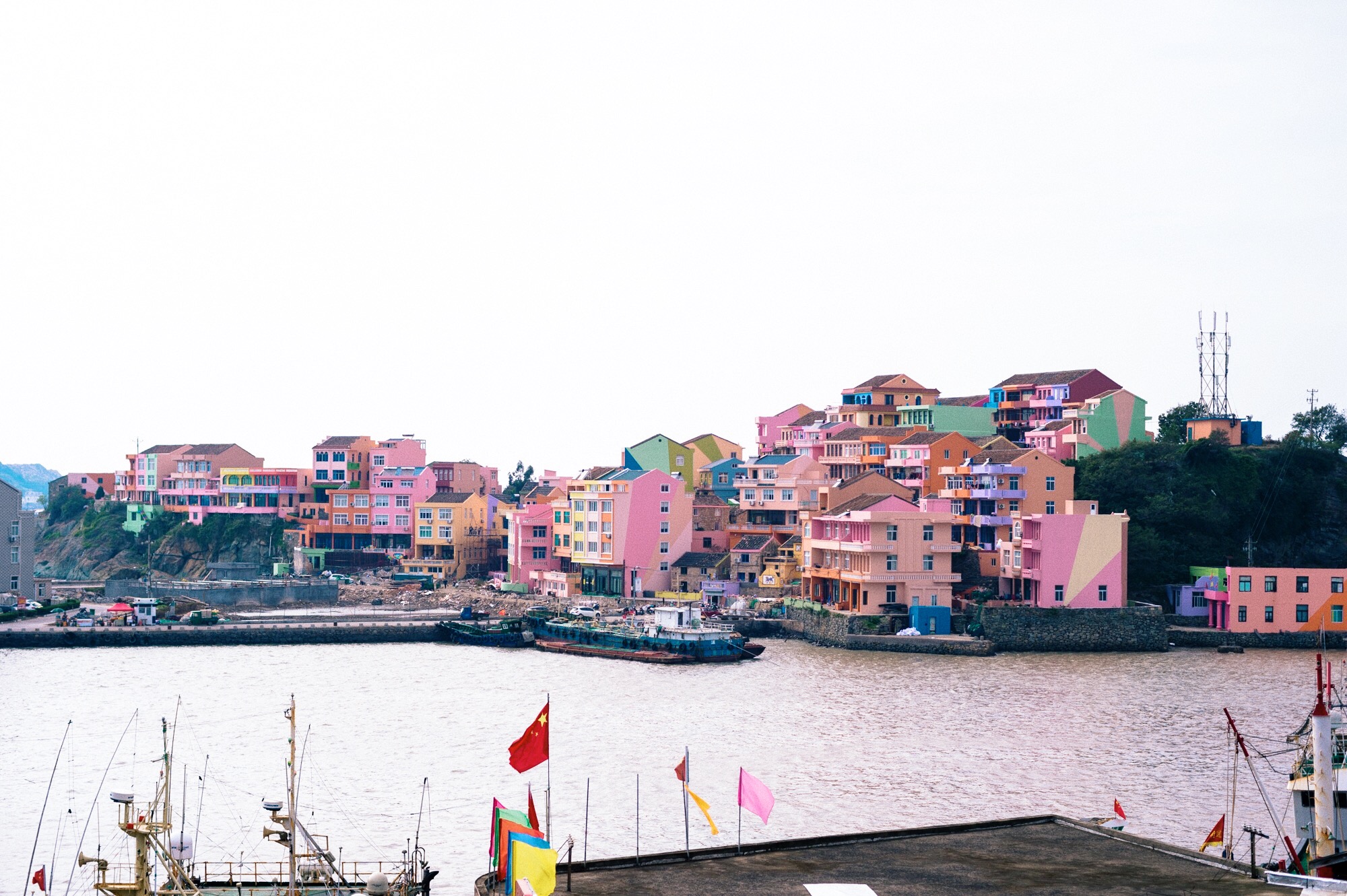 浙江有个彩色的小渔村三面环海的七彩小岛宛如一座童话小镇
