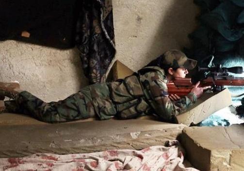 同样,在叙利亚政府军中,也活跃着不少女兵,尽管很大程度上,这些女兵的