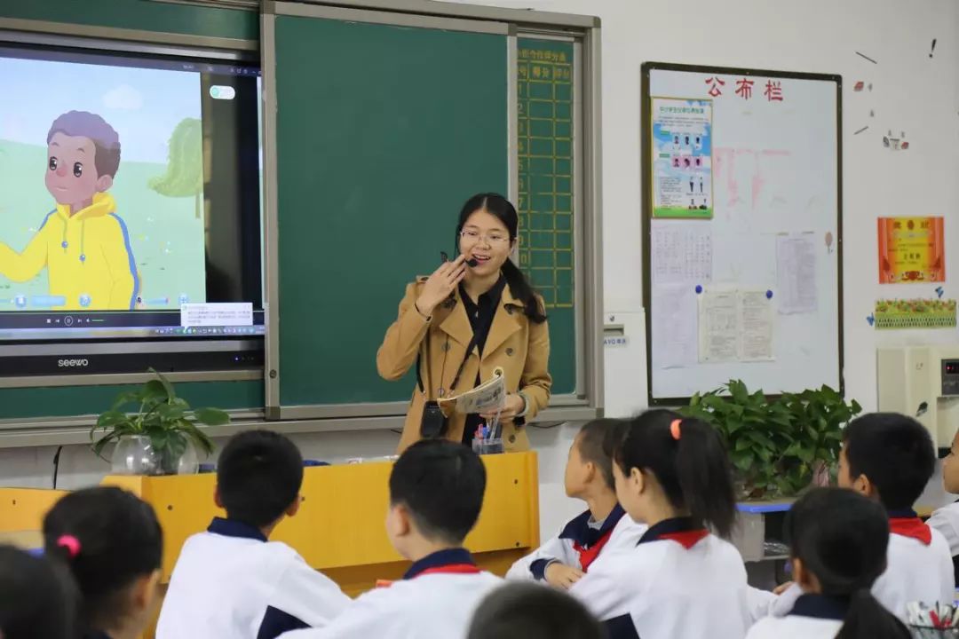 三尺讲台秀功底同场竞技共提高我校刘丽芬老师荣获龙川县小学英语课堂