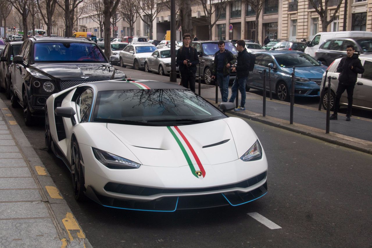 centenario lp770-4整車重量只有1520kg,它有著更鋒利的線形設計,大