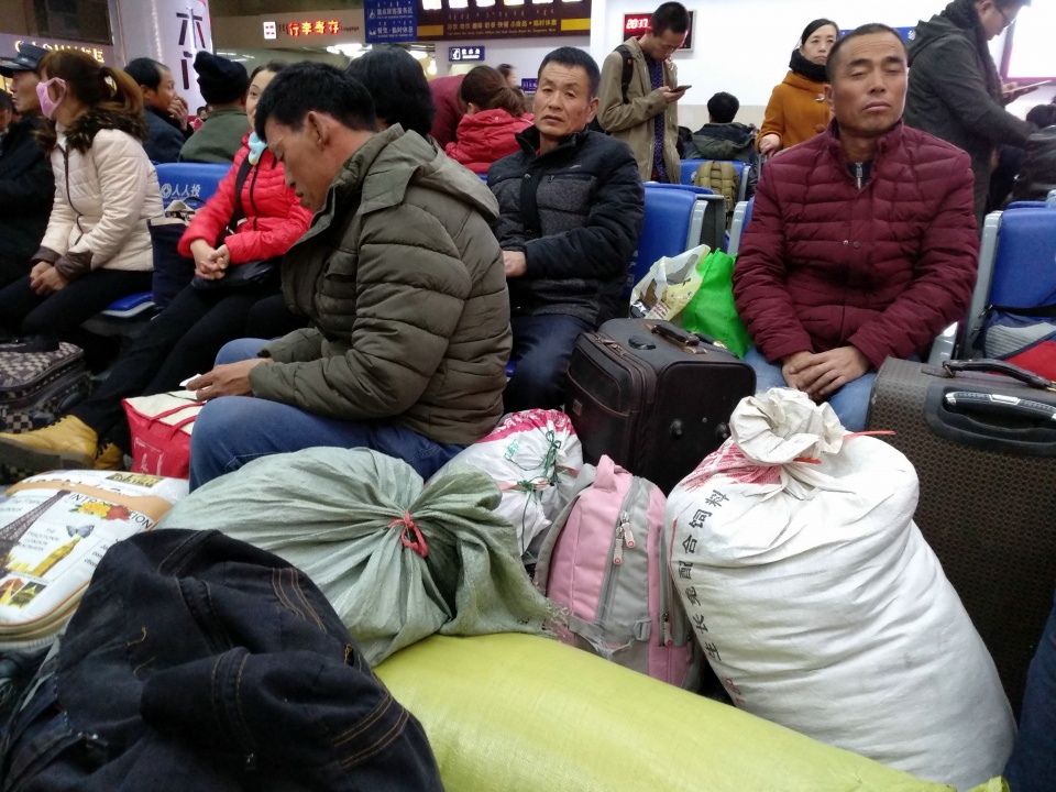 大凉山农民从内蒙打工回家,经过北京为省几块钱,不做地铁坐公交