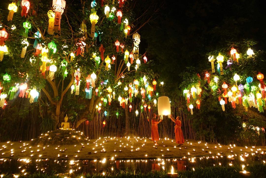 泰国水灯节清迈古城到处都是灯 走路都能撞天灯!