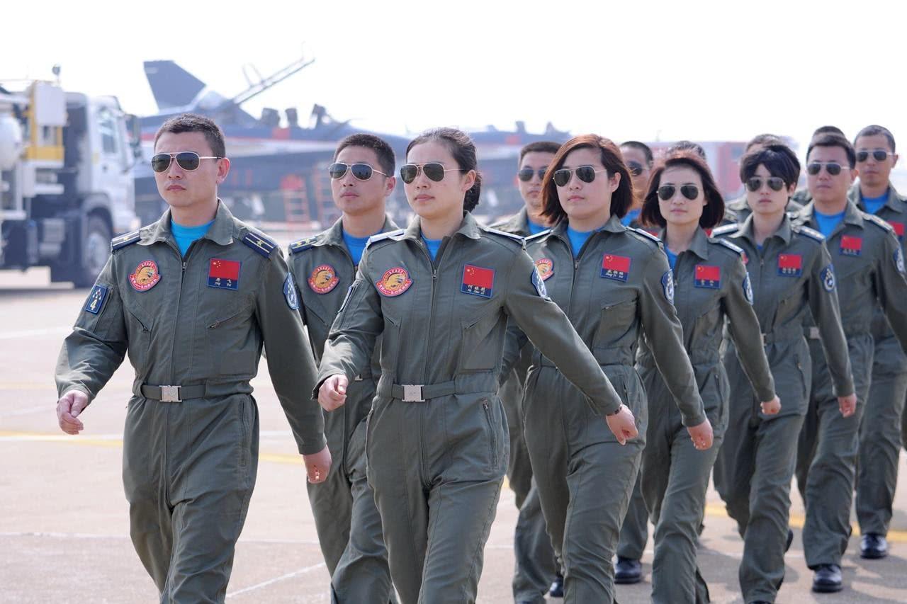 中国最出色的女飞行员开民用飞机闯入美军基地却受到热情招待