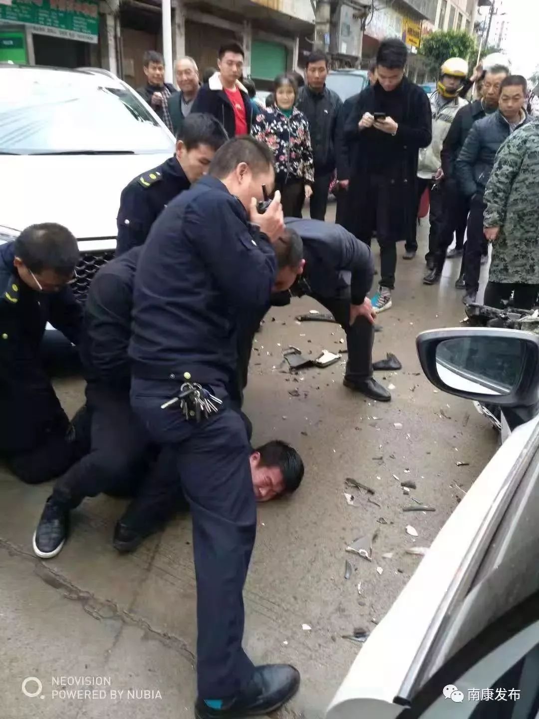 被当场控制的肇事车主据当时乘坐执法车带队执勤的南康区城管局蓉江