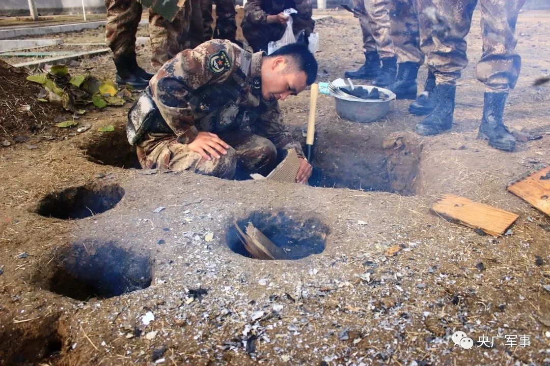 兵哥哥野外鑽木取火做好了六菜一湯