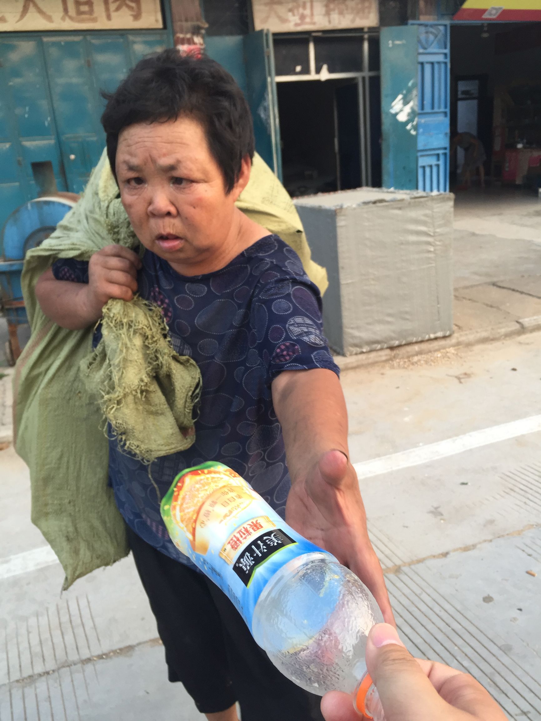 农村妇女曾经在镇上开了一家面粉厂,如今靠捡垃圾生活,到底为何