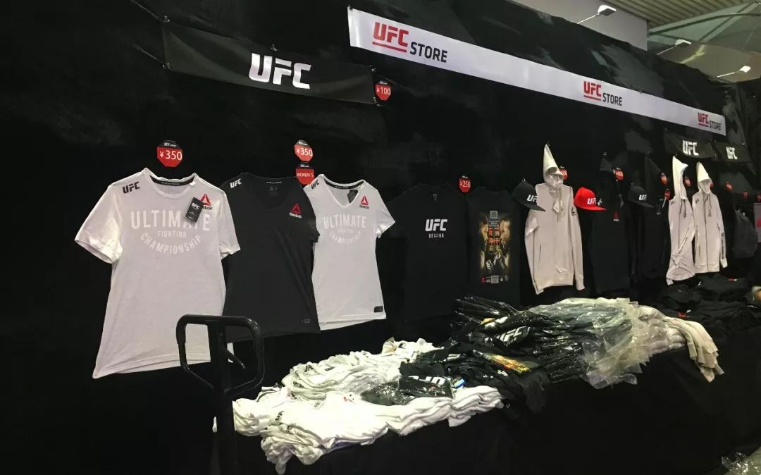 去現場看ufc的人,一般都買了這件紀念品