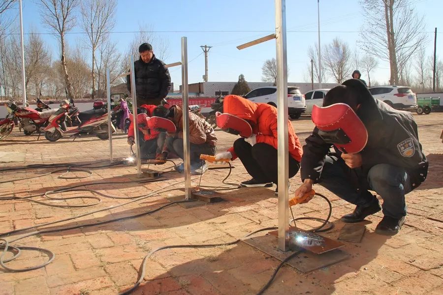 近日,在庫倫旗扣河子鎮雙廟子村部院內熱鬧非凡,電焊聲不絕於耳,村民