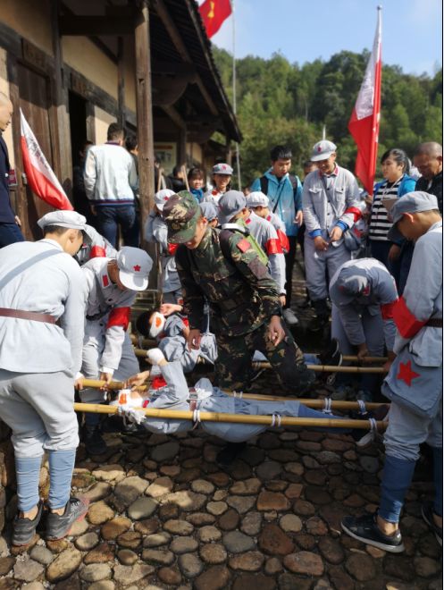 在松毛岭郭公寨前线指挥部旧址,同学们体验了为红军送粮送弹,抬担架