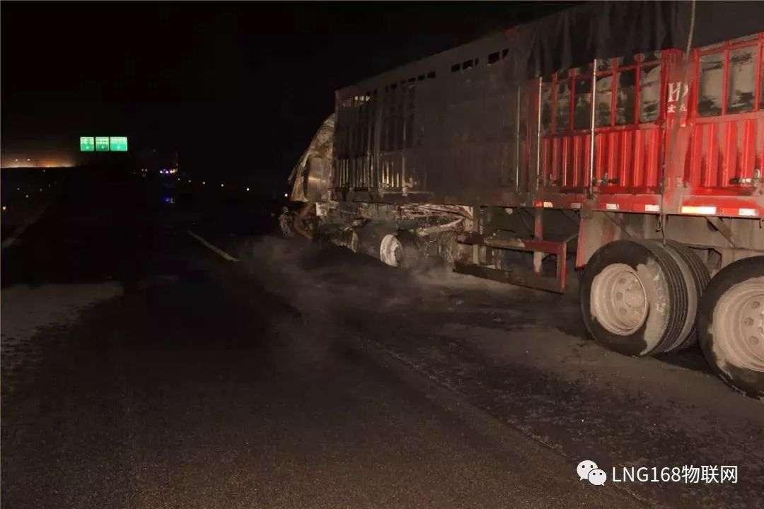 突發四輛lng重卡追尾駕駛員被燒死一輛lng槽車自燃山西3天3起重大事故