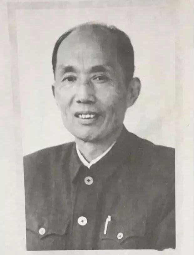 吴毓苏花甲留影吴氏家族第六代为人师表的接捧者是吴毓苏出生于1958年