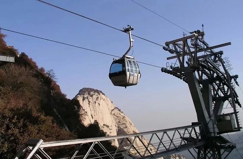 北峰索道到北峰,从北峰到西峰索道是向上爬,北峰海拔1600米,西峰是