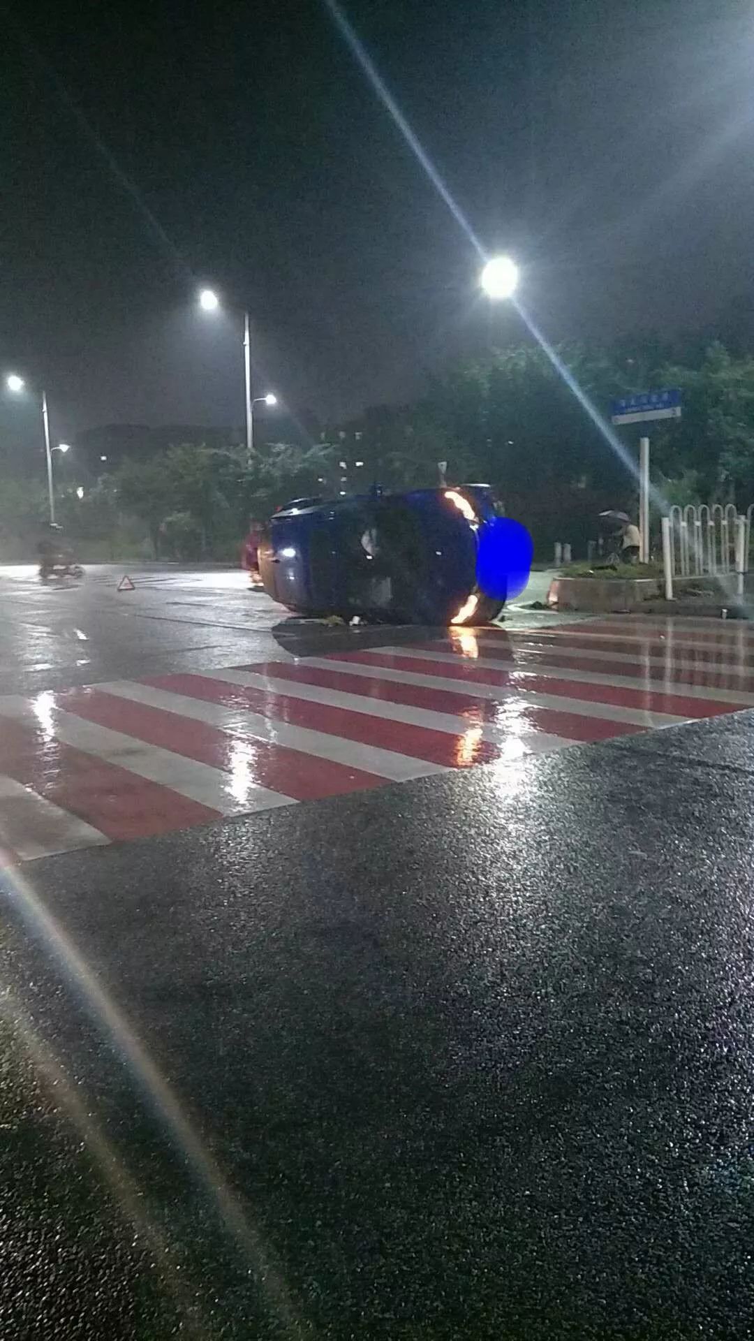 雨天路滑!南航大道一小车直接干翻