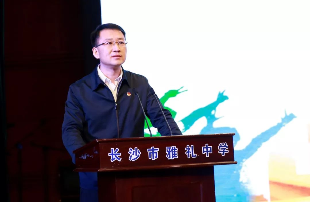 主持人上场,共青团中央宣传部副部长张新钢致辞:从1994年中国首次接入