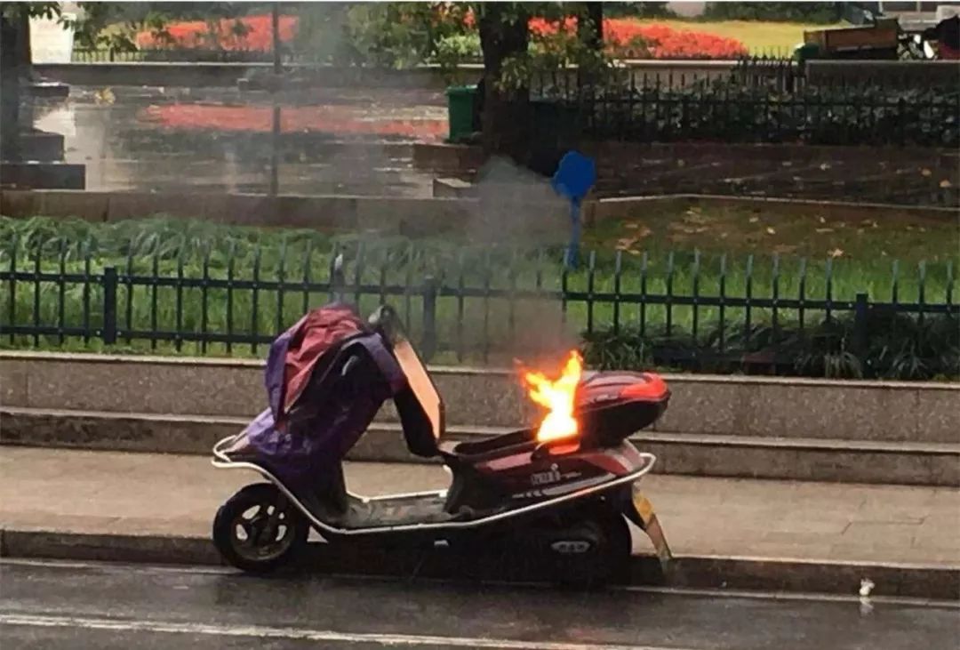 偶遇路边电瓶车着火,民警急中生智速灭火