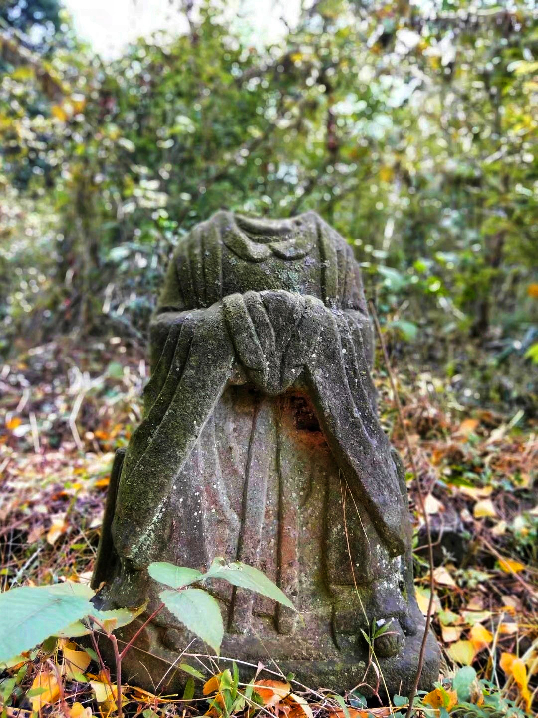 石佛寺无头佛像石佛寺"功德昭彰"碑银杏树下石佛寺石佛寺隐士张诚发