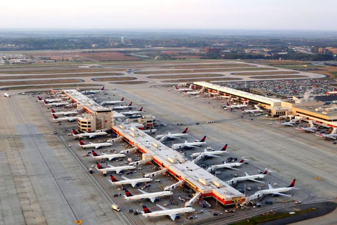 香港机场的货邮吞吐量达到505万吨,远高于第二名美国孟菲斯机场的