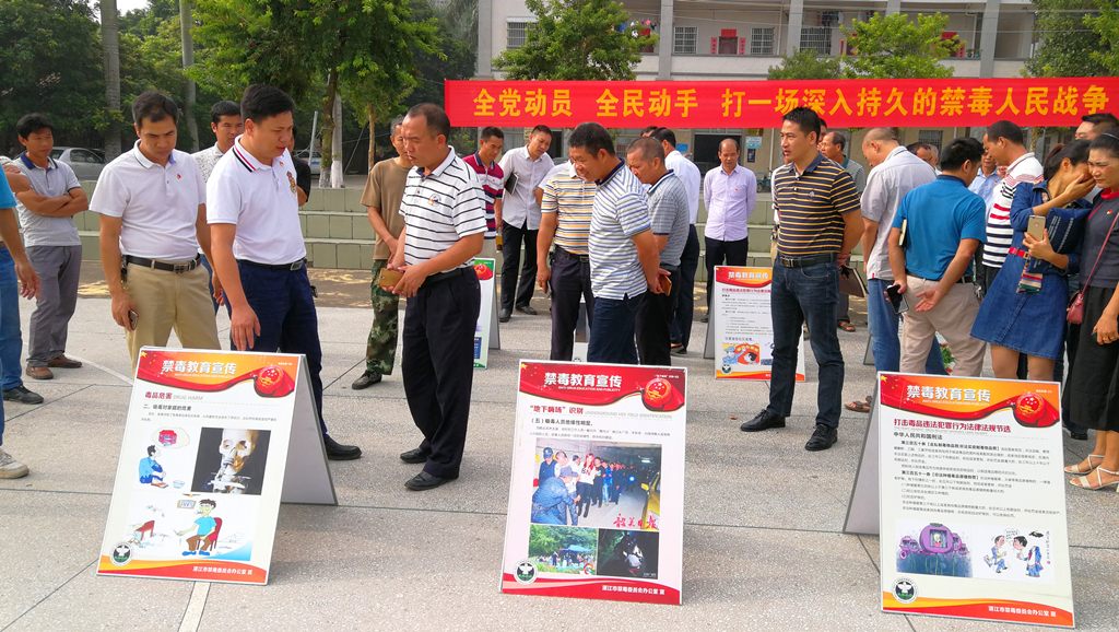 10月24日上午,遂溪县北坡镇镇委书记陈光提,镇委副书记,镇长谭彤煜