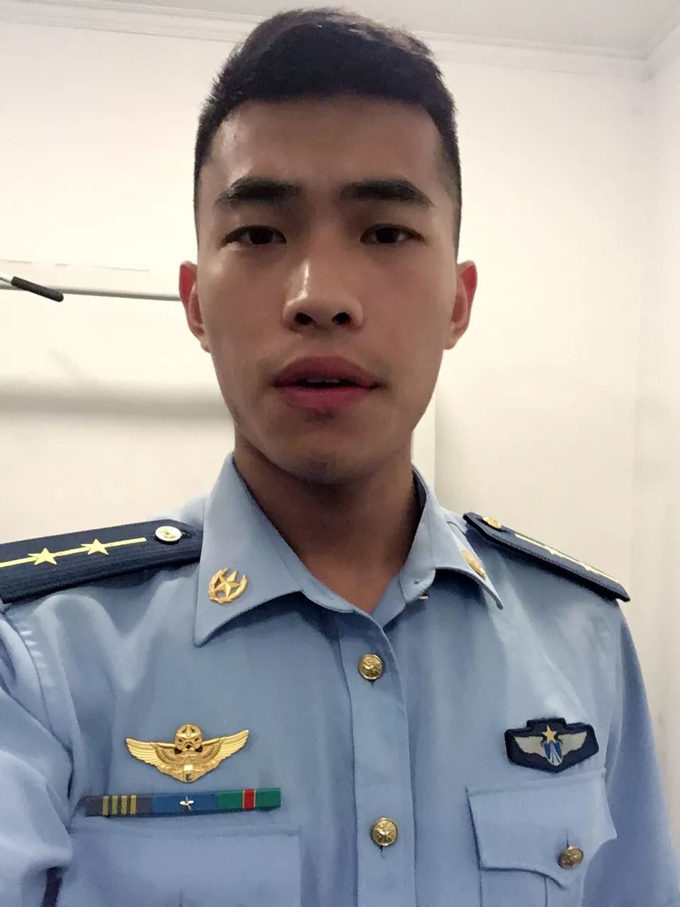吴淞中学沈大卫校友成为上海市首次评定飞行等级的空军飞行员