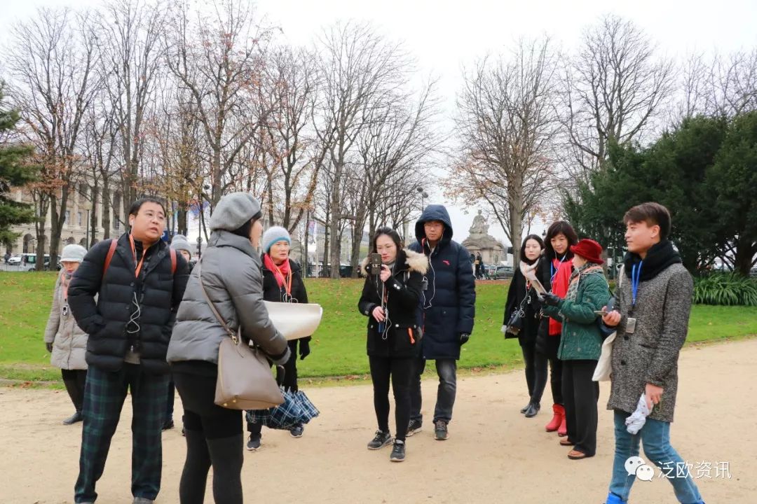 2万人与彭子琪女士和现场的丈友们,共同丈量香榭丽舍大街.