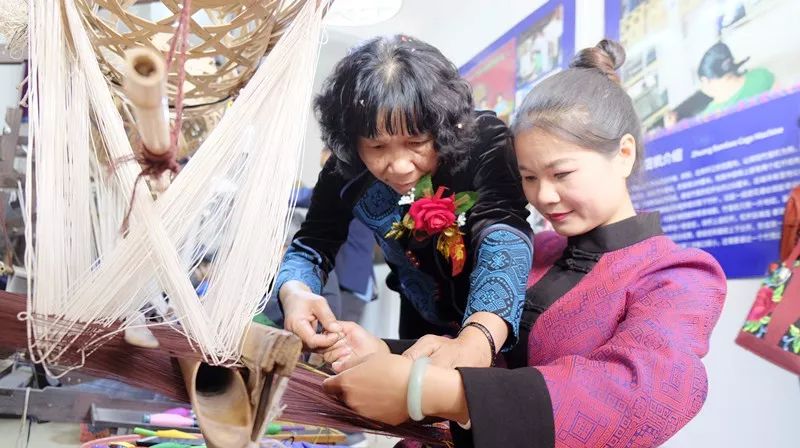 賓陽人的驕傲中國唯一的壯錦工藝美術大師譚湘光非遺傳承基地在賓陽