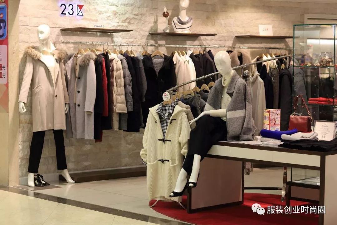 顾客正在试穿,服装店导购要做些什么才能提高成交率?