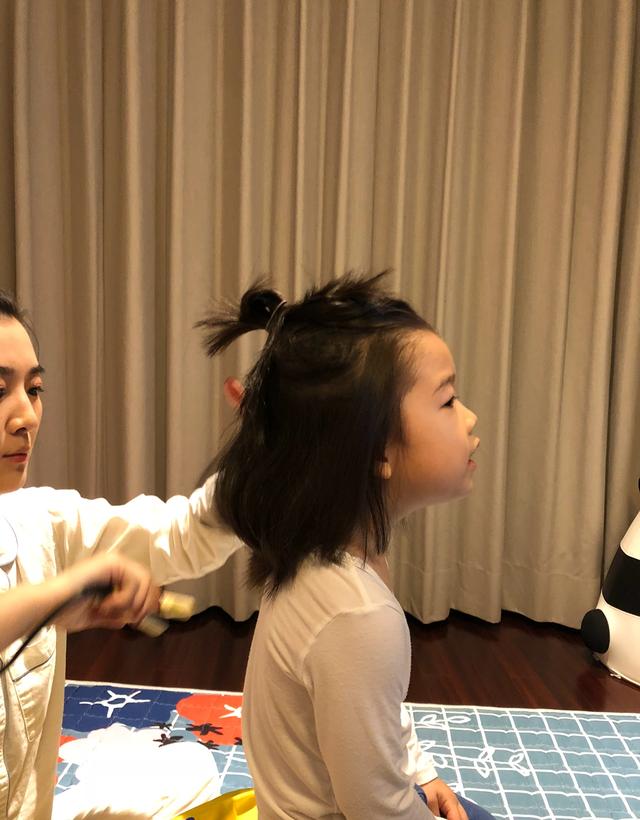 妈妈给女儿剪头发图片