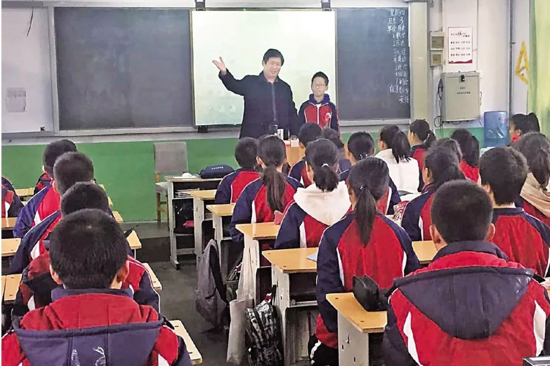 【拍拍榜样】学生成长路上的引路人 记中国好老师获得者,运康中学