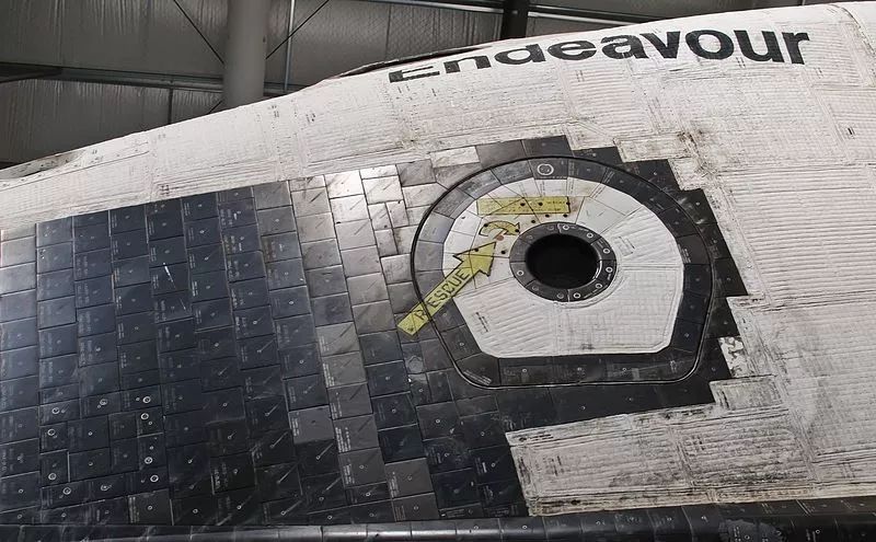 航天飞机表面的隔热瓦(来源:space shuttle endeavour atcalifornia