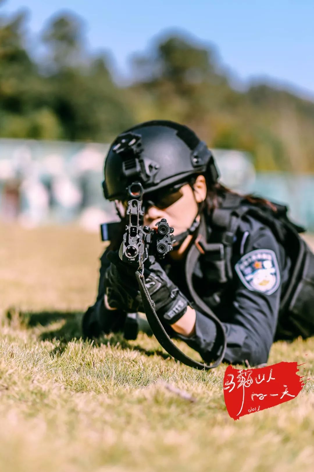 女特警持枪图片