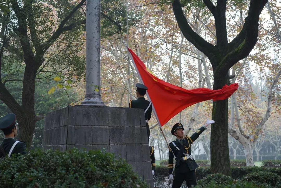 國旗下奮進剛剛同濟外語青年在清晨迎五星紅旗升起