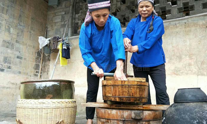 傳統客家米酒老師傅用蒸餾酒設備做糟燒當地瞬間颳起糟燒風