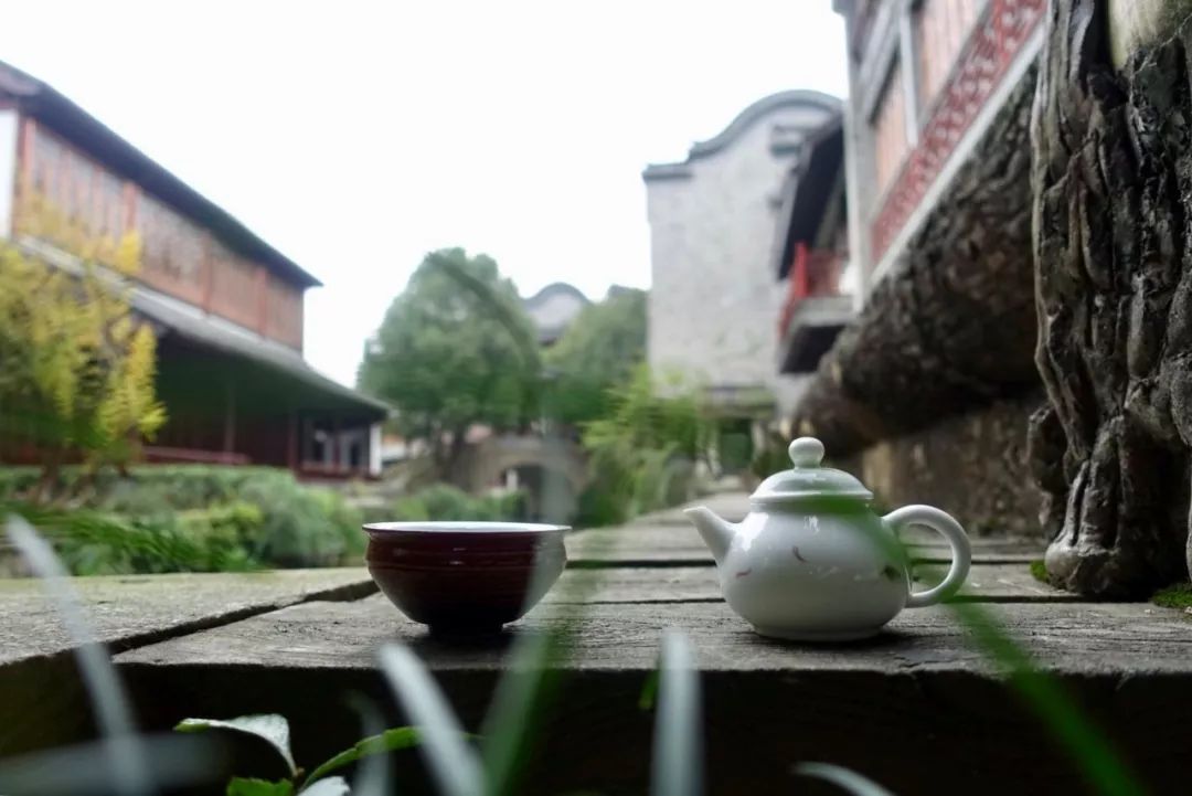 多读茶诗丨白居易谢李六郎中寄新蜀茶