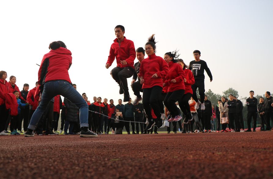 这哪是什么教师运动会,这简直就是露天大party!