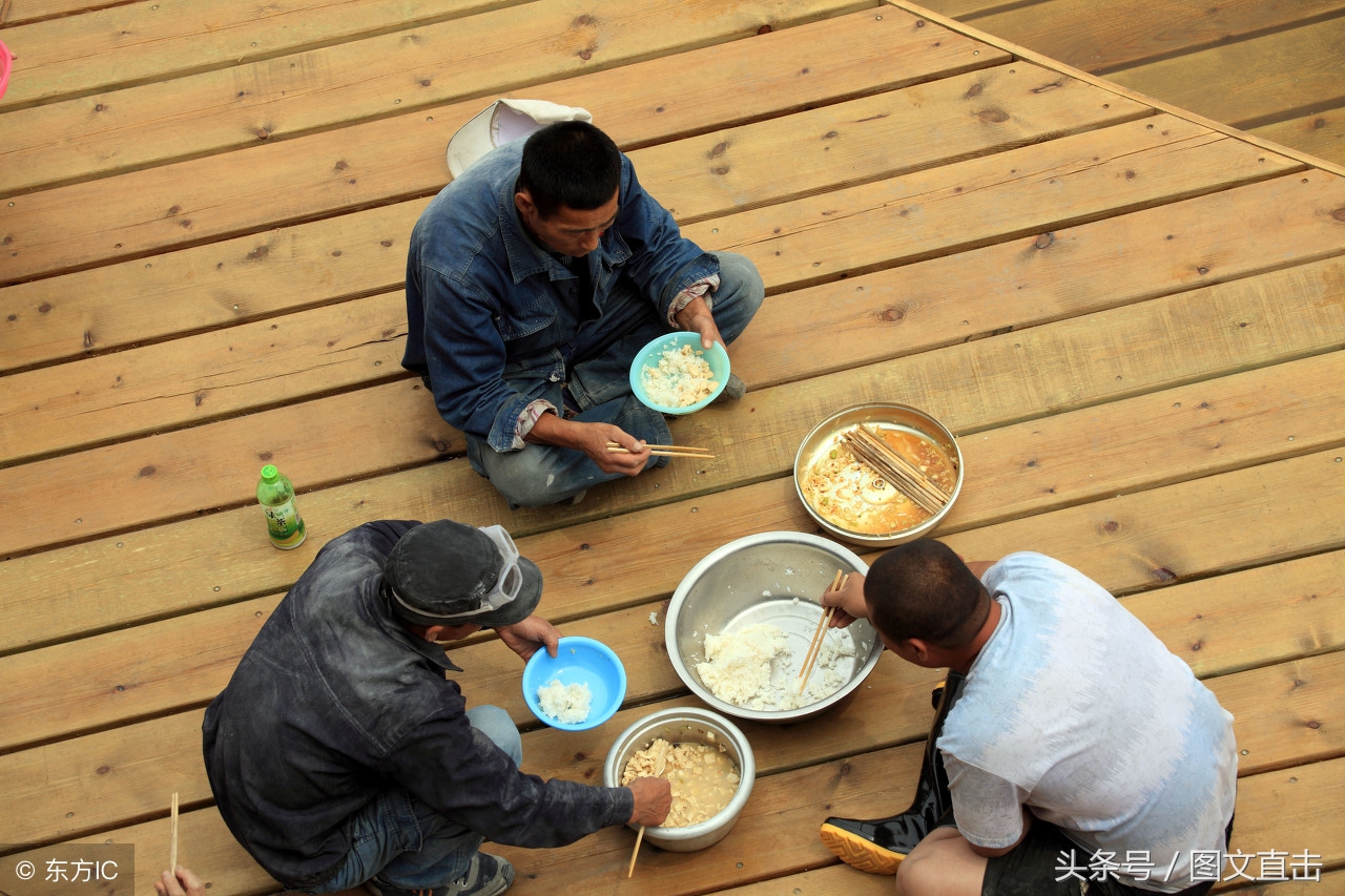 你看到第幾張沒忍住眼淚?農民工吃飯10張圖,直擊農民工辛酸生活