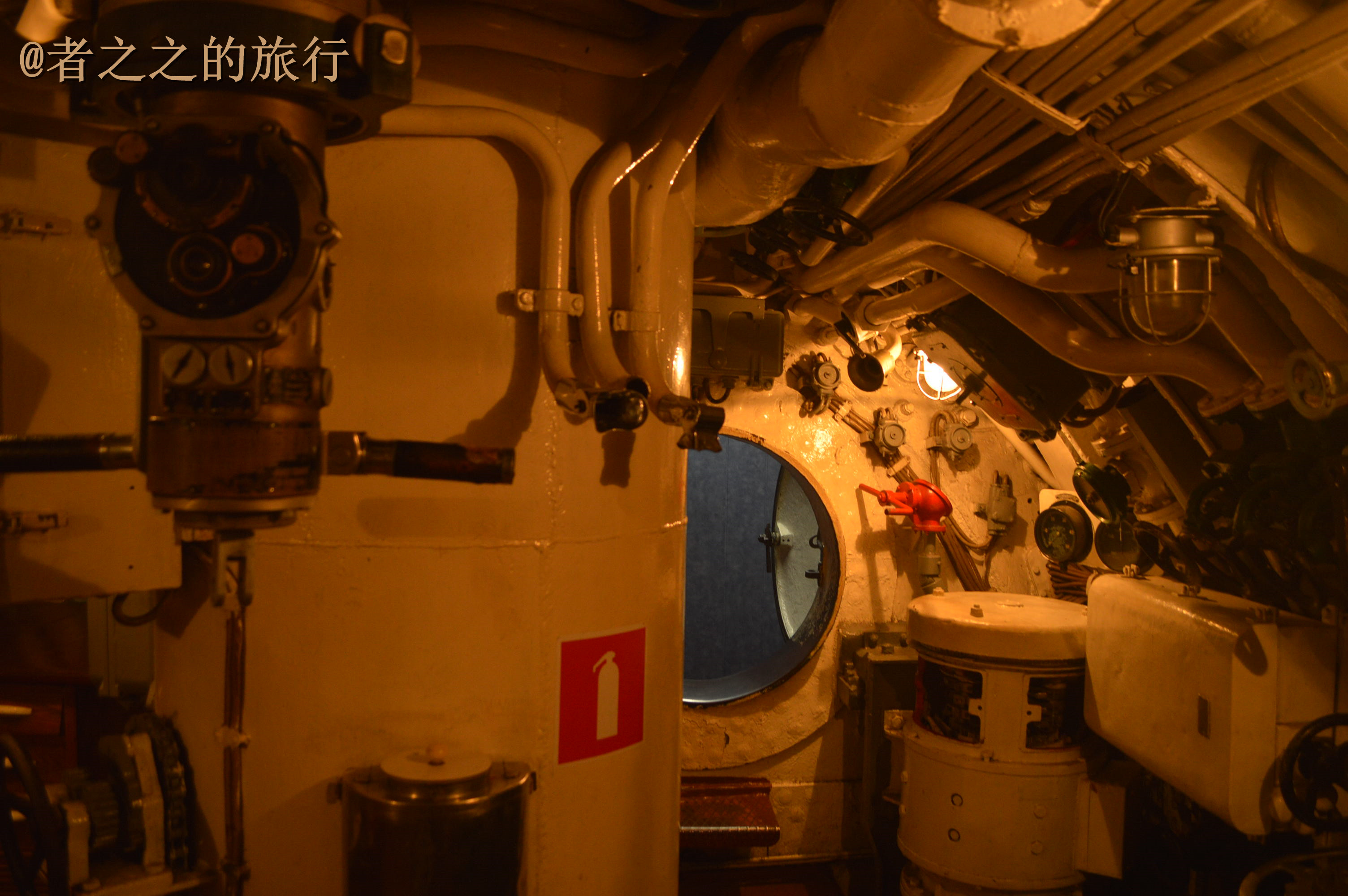 大海航行靠舵手：潜艇驾驶舱各种仪表令人眼花缭乱|核潜艇|舵手|驾驶舱_新浪新闻