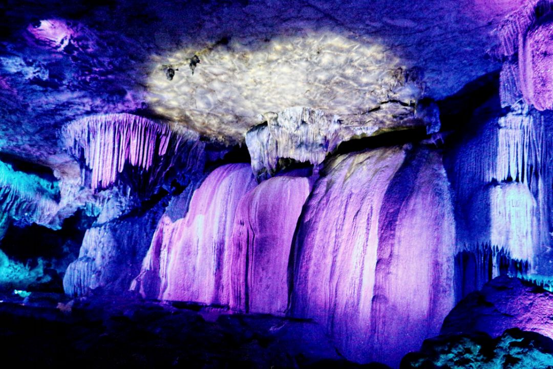 99水月岩风景区岩洞是由于有侵蚀性的流水沿石灰岩层面裂隙溶蚀