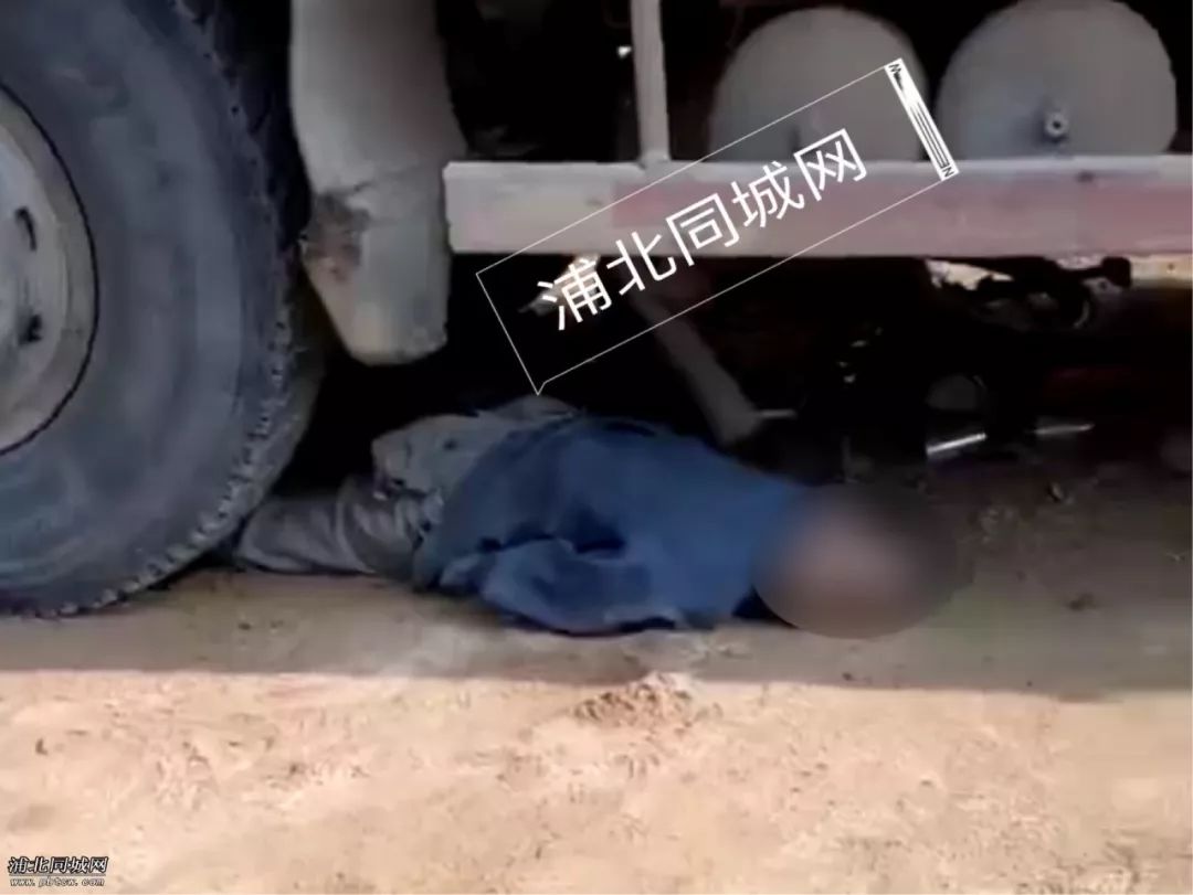 惨烈!钦州乡镇一男子连人带车被碾压货车底