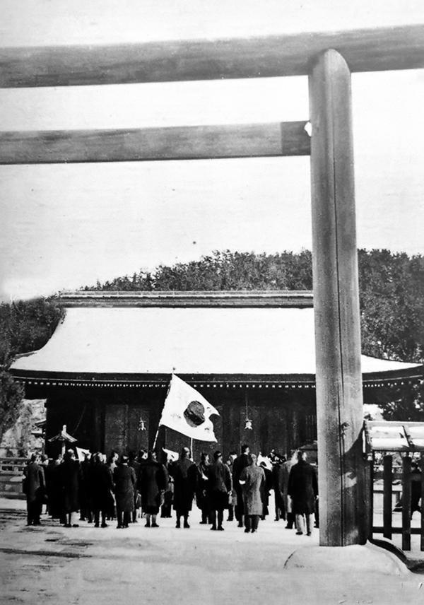 三个日本人烧中国国旗图片