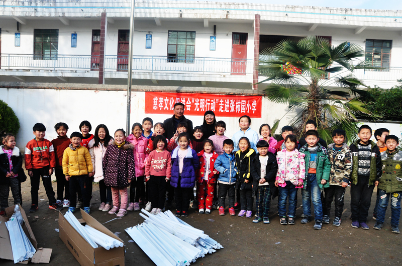 当郝老师按下日光灯的电掣时,西华县李大庄乡张柿园小学二楼教室一片